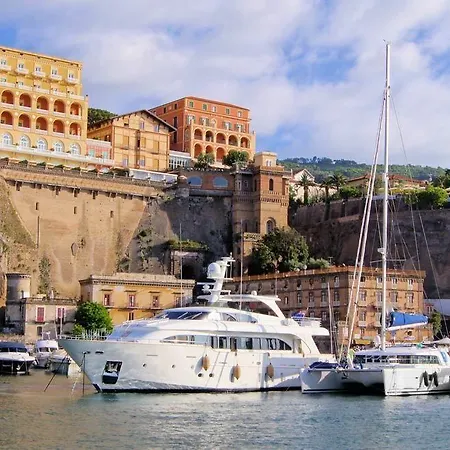 索伦托洛萨别墅酒店 4* 索伦托